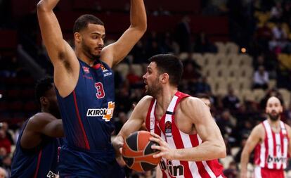 Papanikolaou busca el pase ante Vildoza.