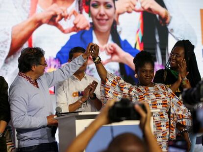 El candidato presidencial de Colombia, Gustavo Petro, acompañado por Francia Márquez, celebra en Bogotá, Colombia, el 13 de marzo de 2022. 