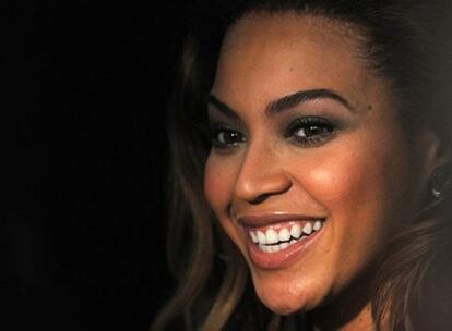 Lejos de lo que todo el mundo puede imaginar, la cantante de 27 años Beyoncé Knowles, ha admitido que tiene una parte muy antisociable en su vida. "Realmente no me gusta salir demasiado. No sé cómo me sentiría si no fuera famosa, pero así como soy, no me divierto nada. Siempre siento que estoy como en una jaula y está todo el mundo mirándome". Pero hay celebraciones que sí recuerda con cariño. "Una vez, Whitney Houston celebró su cumpleaños e invitó a cada una de las Destiny's Child. Fue inolvidable. Juntamos dinero entre todas y fuimos a Nueva York".