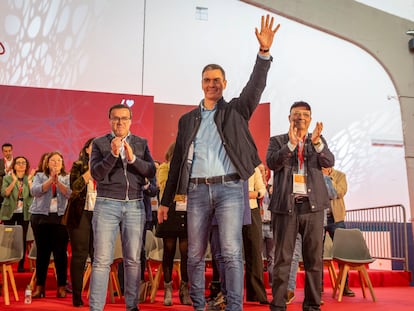 En el centro, el secretario general del PSOE y presidente del Gobierno Pedro Sánchez, este sábado en Mérida.