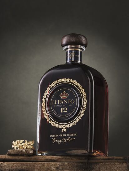 El Brandy Solera Gran Reserva, elaborado íntegramente en jerez, y la obra de Juan Avellaneda, uno de los creadores más talentosos de la moda española, se han unido para proponer el regalo más especial del Día del Padre. Juntos han creado una edición exclusiva de unos gemelos de plata, bañada en oro, que presentan la forma de la flor de azahar, cuyo aroma es capaz de trasladar al increíble casco histórico de Jerez. Solo hay 100 piezas numeradas y se presentan custodiados junto a una botella de Lepanto en un elegante estuche. Precio: 119 euros.