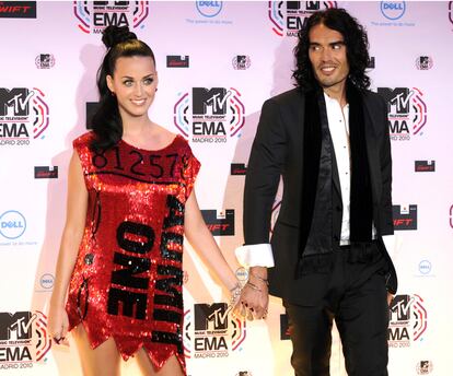 Katy Perry y su marido, el actor Russel Brand, fueron de las estrellas más aplaudidas en la alfombra roja. El llamtivo vestido de ella y el elegante aspecto de él acapararon la atención de los fotógrafos y hasta una broma de Alaska. "No sé si ella va de chicle de fresa ácida o de Bilma Picapiedra", se reía la cantante con los periodistas.