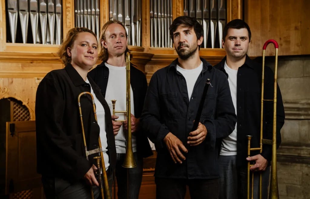 El cornetista y director de InAlto, Lambert Colson, con tres de los trombonistas de su grupo.