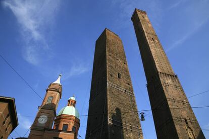 Las Dos Torres (Due Torri), Garisenda y Asinelli, en Bolonia (Italia).