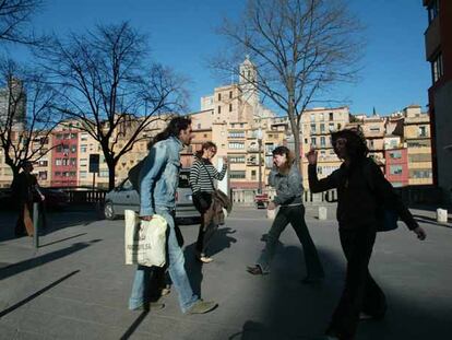 Las casas de colores asomadas al río Onyar protagonizan una de las perspectivas más célebres de Girona.
