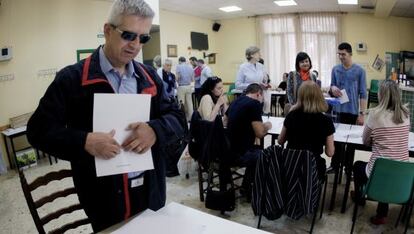 Luis Carmelo García, invidente total, abre el kit accesible que le ha proporcionado la mesa electoral para votar de forma autónoma.