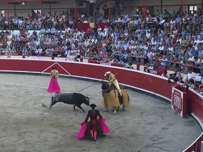 El sexto toro de La Quinta acude al caballo.