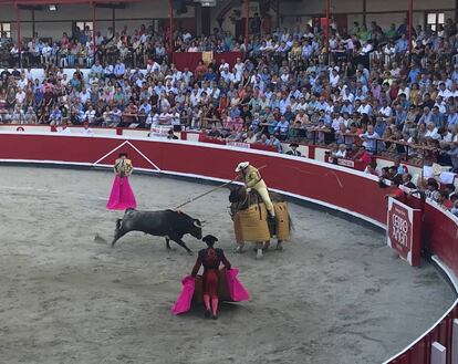 El sexto toro de La Quinta acude al caballo.