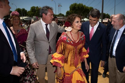 La ministra de Hacienda, María Jesús Montero, junto al candidato del PSOE a la presidencia de la Junta de Andalucía, Juan Espadas, en la Feria de Abril, este jueves.
