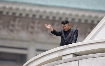 Kim Jong-un saluda durante un desfile militar para conmemorar el 60 aniversario del fin de la Guerra de Corea, en la plaza Kim Il-sung, en Pyongyang. Fotografía publicada por la KCNA el 27 de julio de 2013.