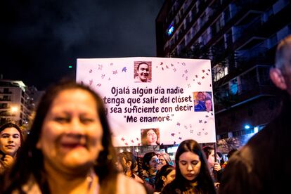 Cientos de gentes marchan por las calles de Montevideo. 