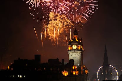 Fuegos artificiales durante el Hogmanay de Edimburgo (Escocia).