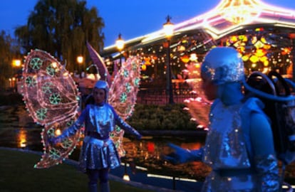 <b><i>Fantillusion </b></i>es la nueva cabalgata veraniega que durante julio y agosto recorre la calle principal del parque temático Disneyland en París.