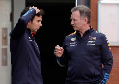 Checo Pérez junto a Christian Horner, jefe de equipo en Red Bull, durante el Gran Premio de Bélgica.