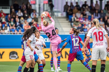 La portera Esther Sullastres, del Sevilla FC, para un balón durante un partido de Primera Iberdrola con el FC Barcelona Femeni, en Barcelona el día 5.