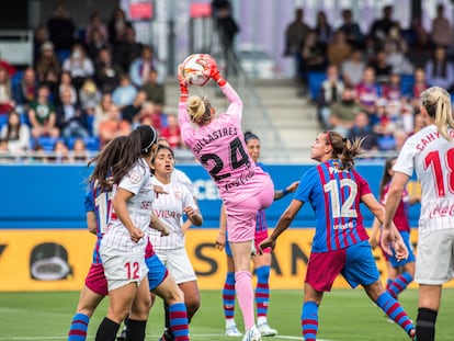 La portera Esther Sullastres, del Sevilla FC, para un balón durante un partido de Primera Iberdrola con el FC Barcelona Femeni, en Barcelona el día 5.