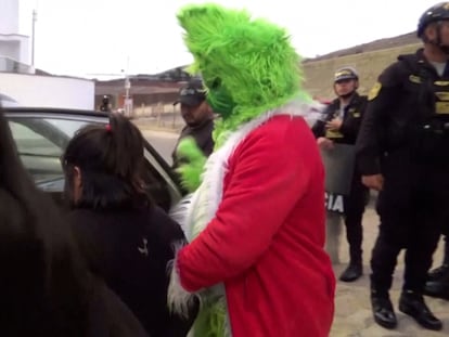 Un policía disfrazado de el Grinch detiene a tres personas en Perú