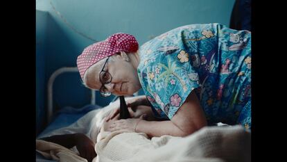 Midwife Chintina Martínez cares for a patient in this frame from 'El Juramento'.