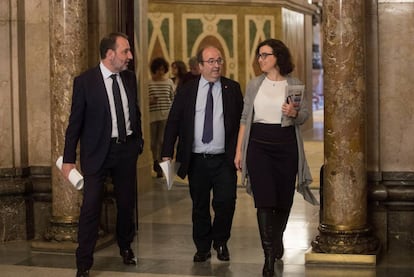 Miquel Iceta (centro), este jueves en el Parlament con los diputados socialistas Eva Granados y Ramon Espadaler.