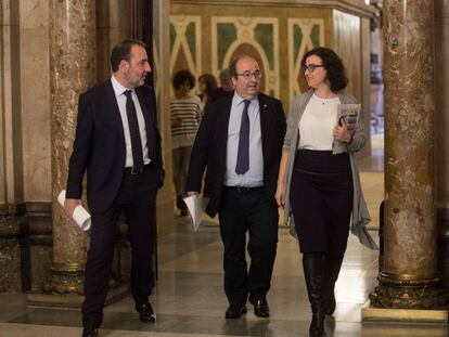 Miquel Iceta (centre), al Parlament, amb els diputats Eva Granados i Ramon Espadaler.