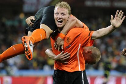 Kuyt lleva a hombros a Sneijder después de que este marcara el segundo gol holandés.