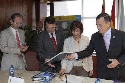 De izquierda a derecha, Jorge Marquínez, Abel Caballero, Elena Espinosa y Agustín Hernández, en la firma del convenio.