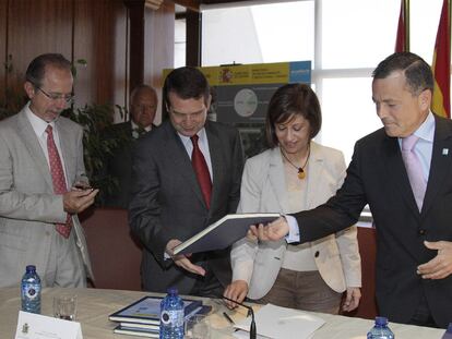 De izquierda a derecha, Jorge Marquínez, Abel Caballero, Elena Espinosa y Agustín Hernández, en la firma del convenio.
