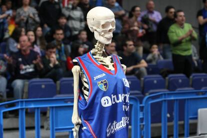 El esqueleto Garibaldi, s&iacute;mbolo y &quot;mascota&quot; de Estudiantes entre la iron&iacute;a y la inmortalidad.