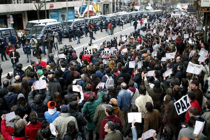 Varios cientos de personas se concentran ante la sede del Partido Popular, en la calle Génova de Madrid, para pedir aclaraciones sobre la autoría de los atentados del 11 de marzo de 2004 en Madrid.