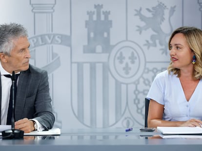 La portavoz del Gobierno, Pilar Alegría y el ministro del Interior, Fernando Grande-Marlaska, este martes en la rueda de prensa posterior al Consejo de Ministros.