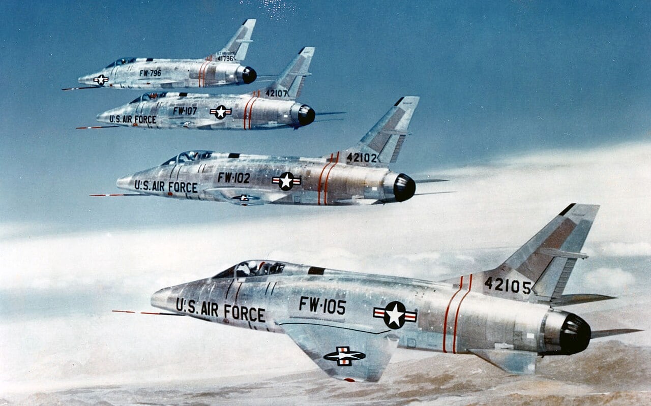 Reactores F-100 en vuelo.