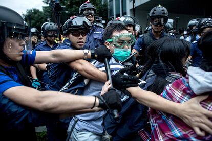 La policía desaloja a los manifestantes prodemocracia que intentan rodear la sede del Gobierno hongkonés