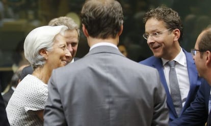 A diretora do Fundo Monetário Internacional, Christine Lagarde, conversa com o presidente do Eurogrupo, Jeroen Dijsselbloem.