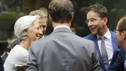 A diretora do Fundo Monetário Internacional, Christine Lagarde, conversa com o presidente do Eurogrupo, Jeroen Dijsselbloem.