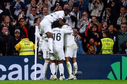 Los jugadores del Real Madrid celebran el gol marcado por Valverde ante el Athletic.