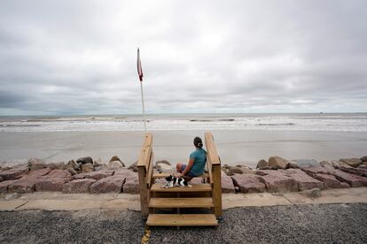 Amy Tompkins mira hacia el Golfo de México, en Surfside Beach, Texas, el 14 de septiembre de 2021.