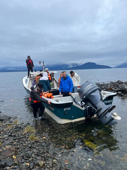 Personal de la NASA, The Real Eco State y de la Fundación WeConserv llegando a Puerto Cisnes, desde donde realizan el proyecto.