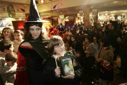 En primer plano, las dos niñas que lograron ayer los primeros ejemplares del sexto <i>Harry Potter</i> en un centro comercial de Madrid.