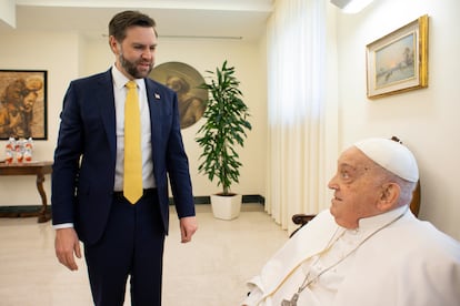 J. D. Vance junto al papa Francisco en el Vaticano, este domingo.