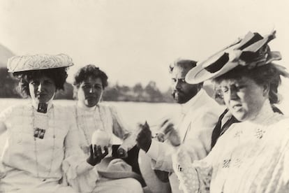 Gustav con las hermanas Flöge: Emilie, Pauline y Helene.