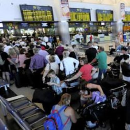 Cientos de turistas guardan largas colas de espera hoy en el aeropuerto de Gran Canaria a que salgan sus vuelos, muchos de ellos cancelados o retrasados durante días por culpa de la nube de cenizas volcánicas que cubría gran parte de Europa.