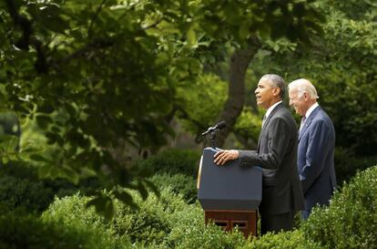 El presidente de EE UU comenta con satisfacción desde un atril situado en los jardines de la Casa Blanca la sentencia del Tribunal Supremo que avaló la reforma sanitaria emprendida por él. La decisión -y la comparecencia de Obama- se produjo el 25 de junio. Estuvo acompañado por el vicepresidente Joe Biden. Se trata del proyecto más emblemático de la presidencia de Obama y su aval por el Supremo eliminó los obstáculos para su implantación en Estados Unidos. | <a href=http://internacional.elpais.com/internacional/2015/06/25/actualidad/1435242145_474489.html target=”blank”>IR A LA NOTICIA</a>