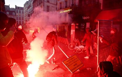 Un momento de las protestas que se han desarrollado en la capital francesa contra la ley de seguridad del Gobierno de Macron.