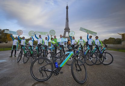 Los ciclistas aficionados se dan cita en París, punto de salida de la primera etapa de Moving for Climate Now. Un equipo variopinto de representantes de empresas, de organizaciones y del mundo del deporte se ha sumado a la iniciativa, auspiciada por la Red Española por el Pacto Mundial de las Naciones Unidas e Iberdrola, para pedalear más de 800 kilómetros y entregar un manifiesto contra el cambio climático en la próxima Cumbre del Clima (COP23), que se celebrará en Bonn del 6 al 17 de noviembre.