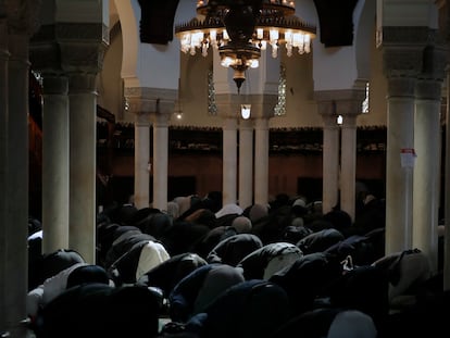 Rezos en la mezquita de París, en abril de 2021.