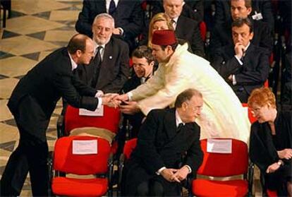 Los príncipes Alberto de Mónaco y Moulay Rachid de Marruecos se saludan durante el funeral.