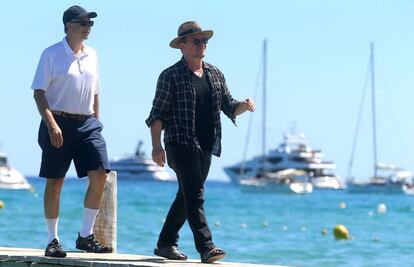 En la imagen, Bill Gates y, a la derecha, Bono pasean juntos por el puerto de Saint Tropez. El empresario y el cantante de U2 han coincidido en destino vacacional. Ambos se montaron junto a sus esposas en una zódiac para pasar el día en alta mar. 