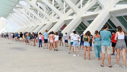 Decenas de adolescentes hacen cola para vacunarse en la Ciudad de las Artes de Valencia.