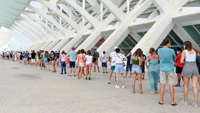 Personas hacen la cola para vacunarse en la Ciudad de las Artes en Valencia, el pasado 16 de agosto.