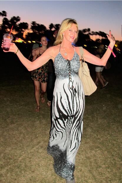 Melanie Griffith con un vestido hippie y un vaso de Starbucks disfrutando del festival.